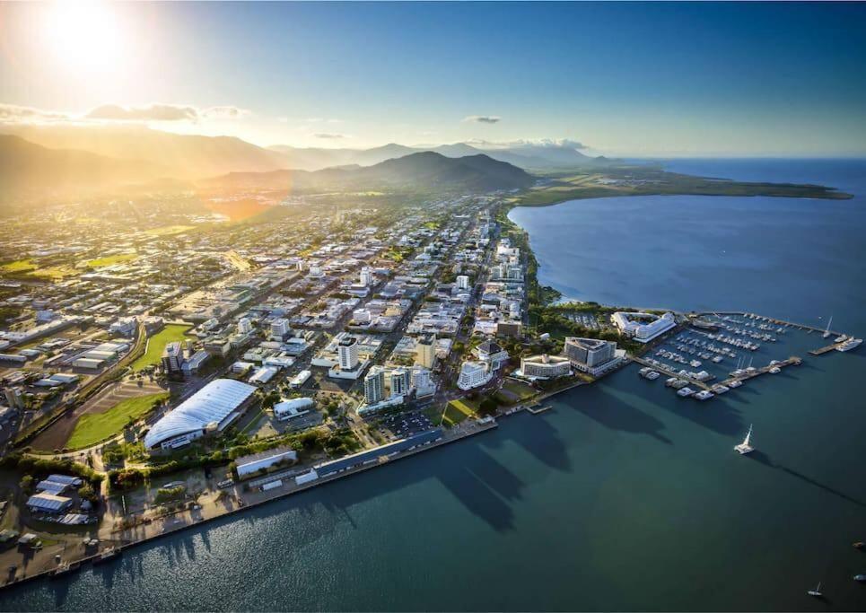 Waterfront Sub-Penthouse Apartment In City Centre Cairns Exterior photo